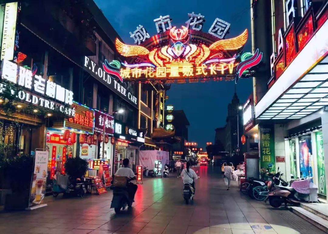 芜湖 凤凰美食街_芜湖凤凰美食街轻轨站_芜湖凤凰美食街停车收费吗