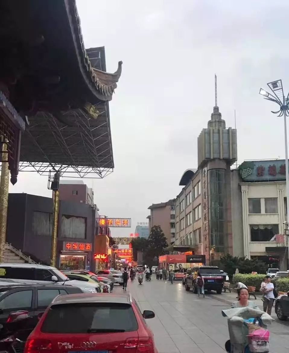 芜湖凤凰美食街停车收费吗_芜湖凤凰美食街轻轨站_芜湖 凤凰美食街