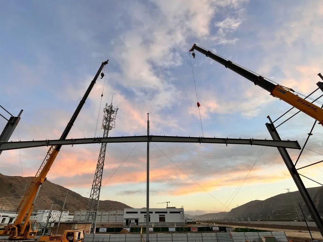 岷县多式联运二期项目1#冷链加工车间钢结构工程顺利吊装