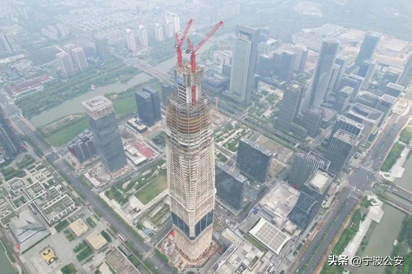 宁波中心大厦核心筒封顶600余名建设者奋战一线