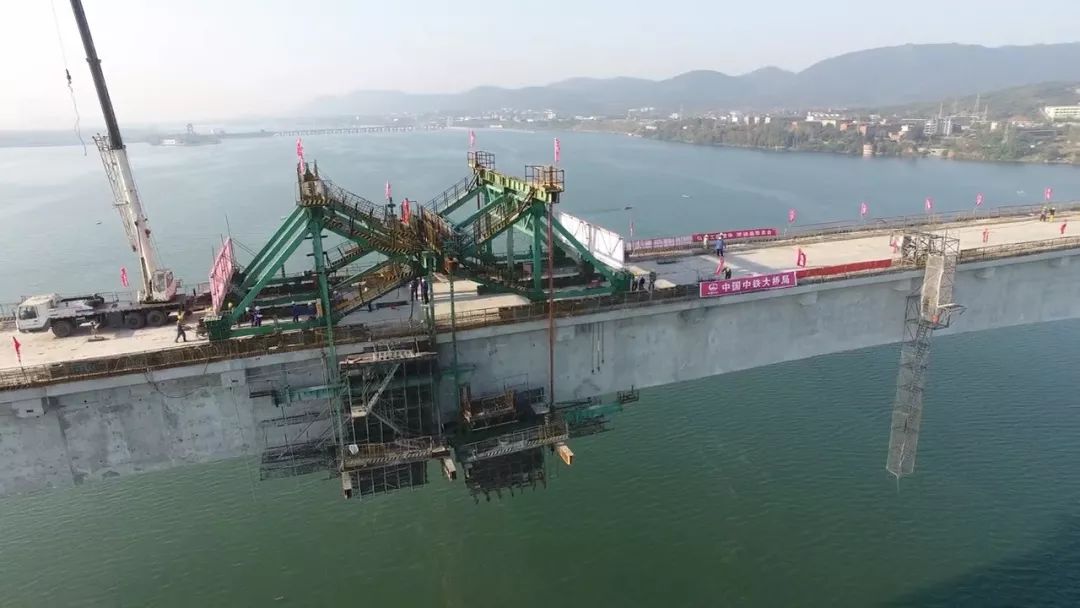 中国最大跨度混凝土桥梁合龙，刷新世界连续刚构拱桥新纪录！