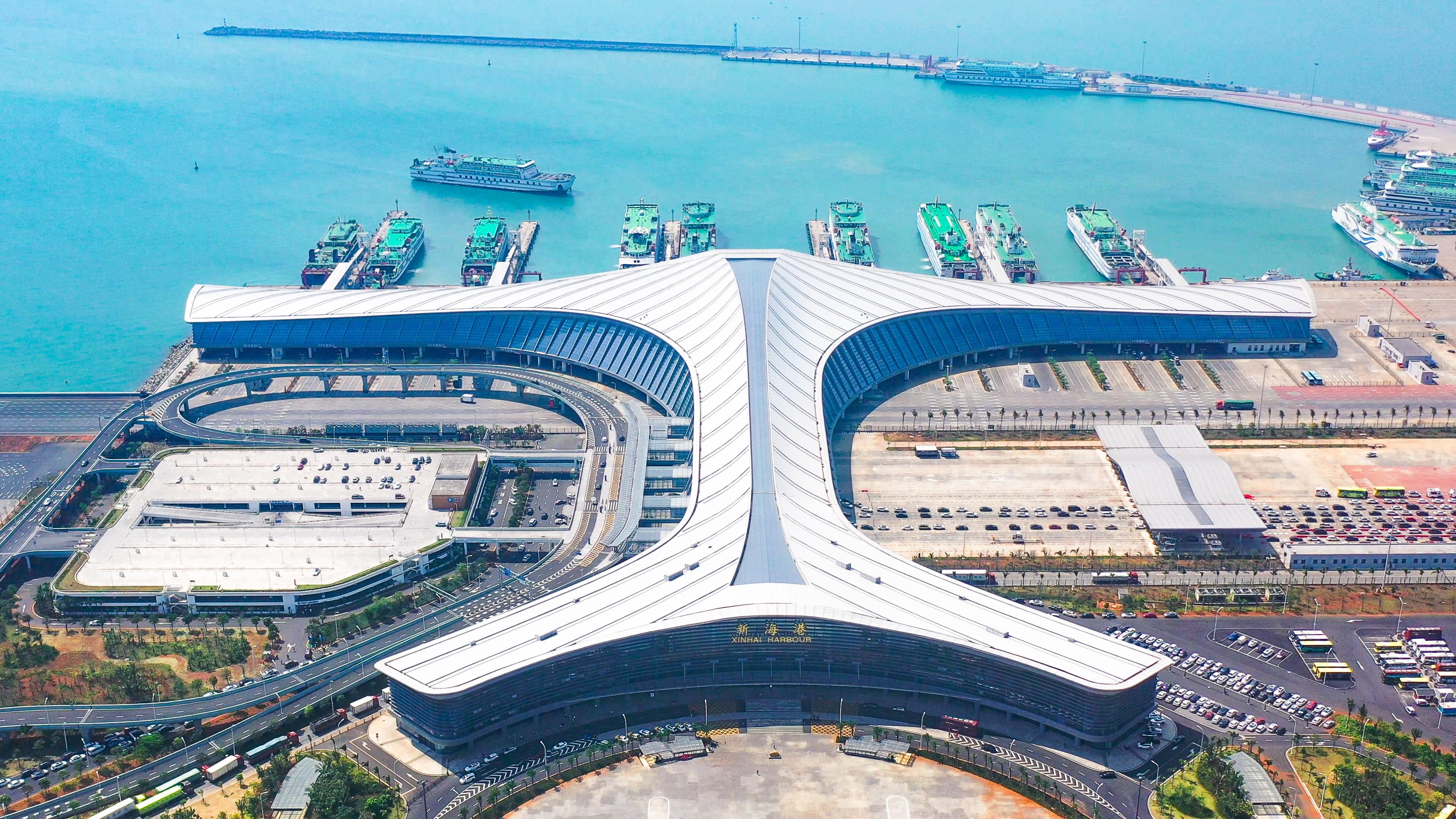 海口新海滚装码头客运综合枢纽站工程造型酷似“鲲鹏展翅”