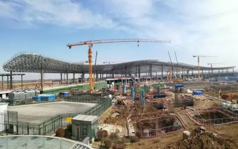 长春机场二期扩建工程T2航站楼钢结构网架顺利置顶