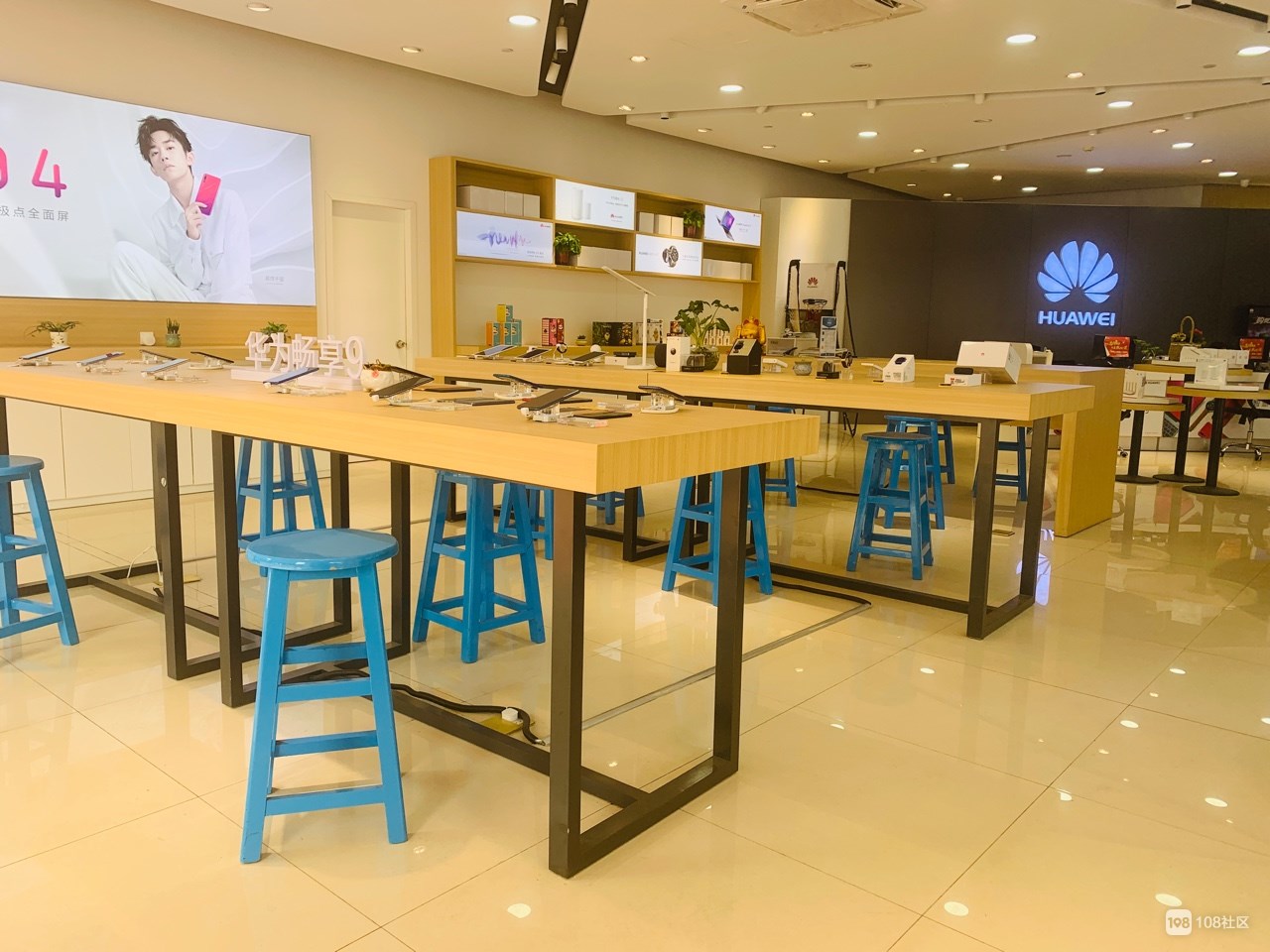 花溪区万科大都会华为授权体验店导购员招聘，女性优先，20-35 岁