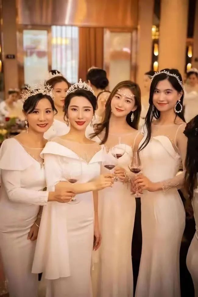 职场女士坐姿礼仪_女性职场正确的坐姿是 社会礼仪_职场女性标准坐姿