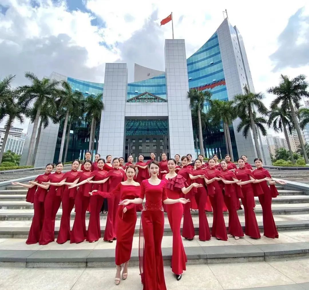 职场女性标准坐姿_女性职场正确的坐姿是 社会礼仪_职场女士坐姿礼仪