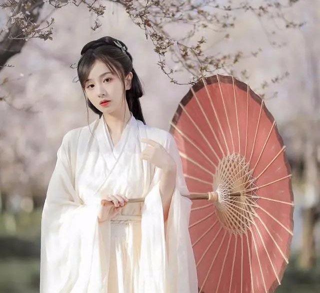招人 属鼠女和属羊女：越老越有魅力的生肖女，人缘好、气质佳