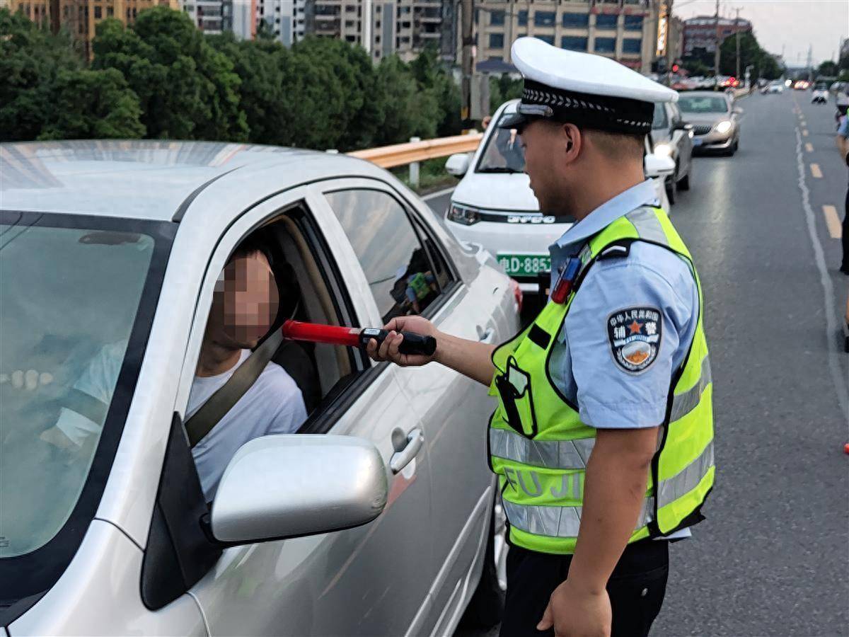 湖北男子酒驾逗笑交警__湖北酒驾怎么处理