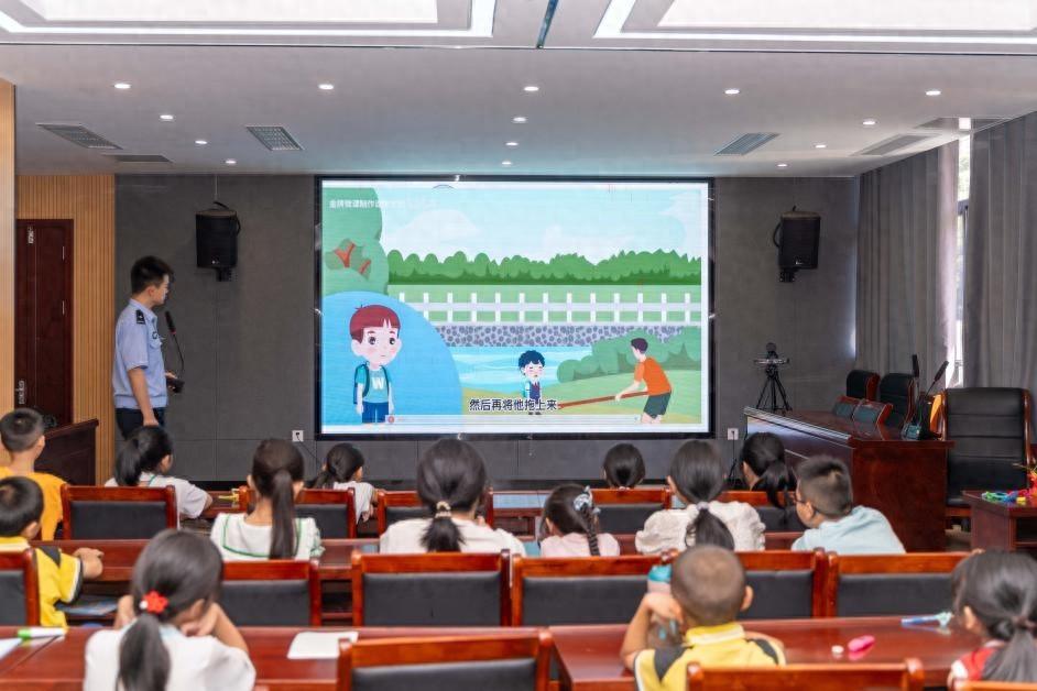 景宁沙湾派出所联合志愿服务队为学生上好暑期安全第一课