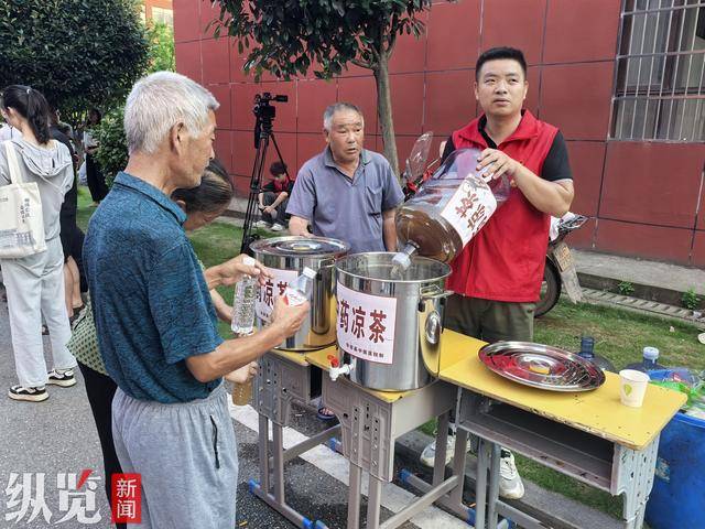 第一现场｜探访华容团洲转移群众集中安置点：宿舍有空调，一日三餐免费，还有酸奶、凉茶__第一现场｜探访华容团洲转移群众集中安置点：宿舍有空调，一日三餐免费，还有酸奶、凉茶