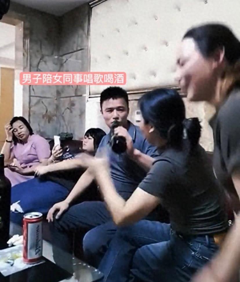 杭州女子求爱被拒竟将男同事按倒在地，职场求爱引发的道德与规范思考