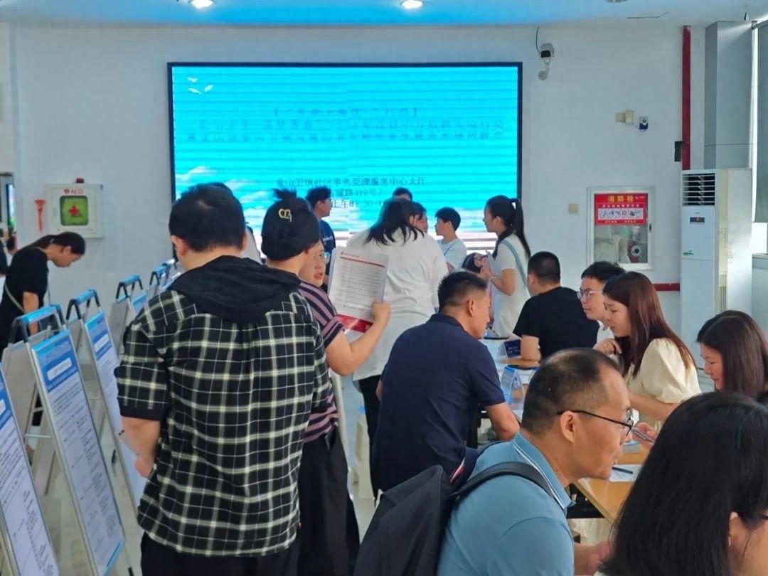 金山卫镇与独山港镇联合举办高校毕业生专场招聘会，助力人才双向