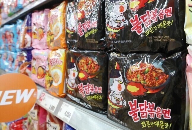 三养食品畅销的 Buldak 辣味拉面在韩国一家杂货店展出。（韩联社）