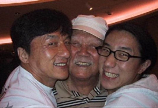 成龙回安徽老家认祖归宗，看看他还有两个哥哥家里寒酸