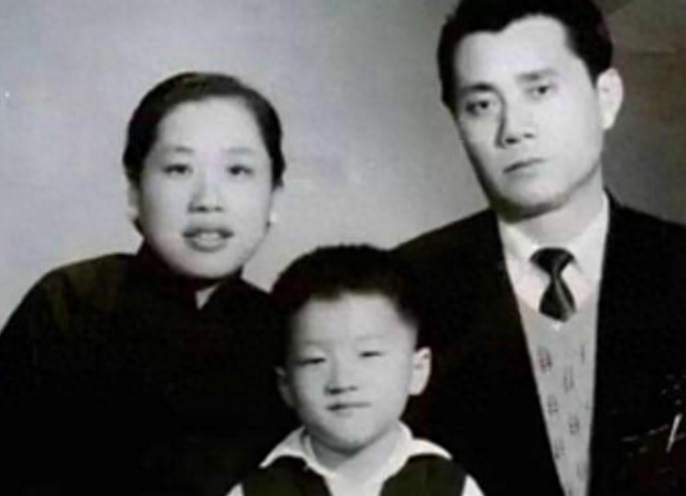 成龙回安徽老家认祖归宗，看看他还有两个哥哥家里寒酸