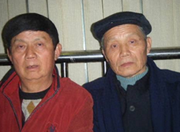 成龙回安徽老家认祖归宗，看看他还有两个哥哥家里寒酸