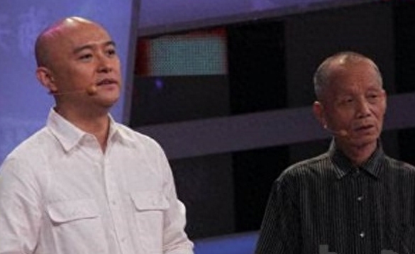 成龙回安徽老家认祖归宗，看看他还有两个哥哥家里寒酸