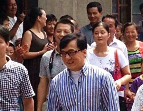 成龙回安徽老家认祖归宗，看看他还有两个哥哥家里寒酸