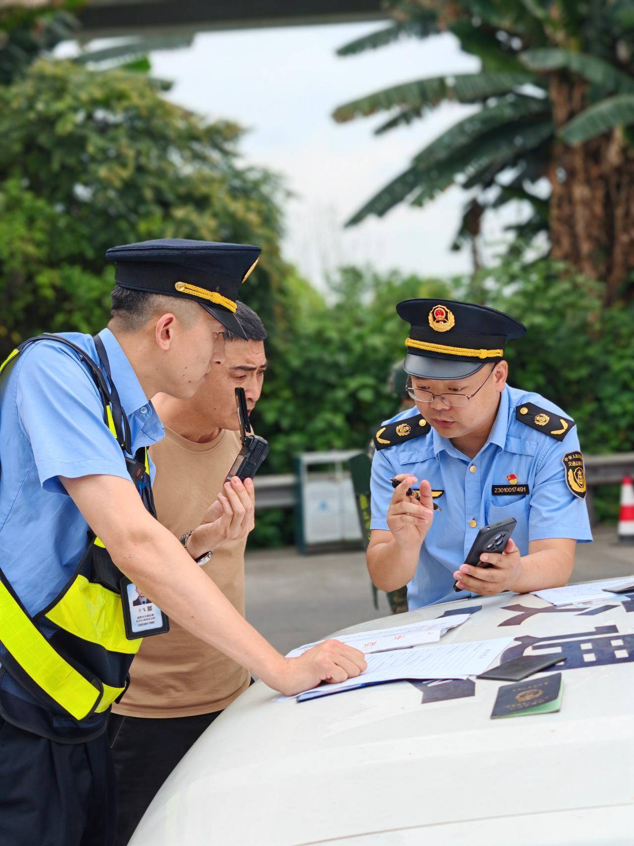 莫乘“黑车”走“险途” 成都交通执法铁拳整治“零容忍”__莫乘“黑车”走“险途” 成都交通执法铁拳整治“零容忍”