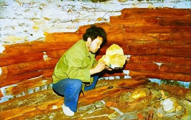 房顶钢结构材料用什么胶粘_钢结构建筑屋顶材料_钢结构房顶用什么材料