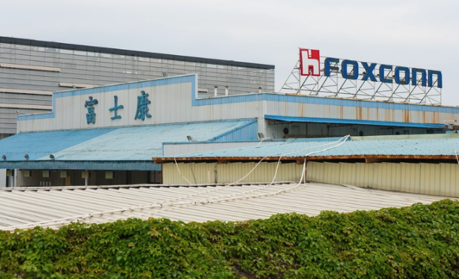 富士康河南盖楼招工，招聘中介称2周进厂5万人