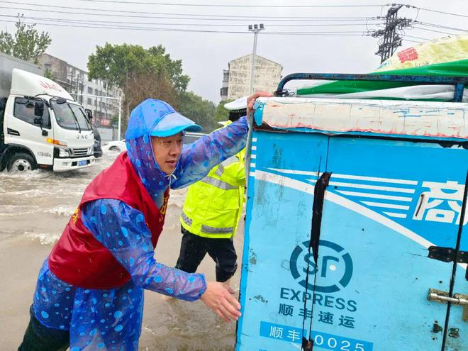 河南大水救人英雄事迹_河南水灾人道救援捐款_