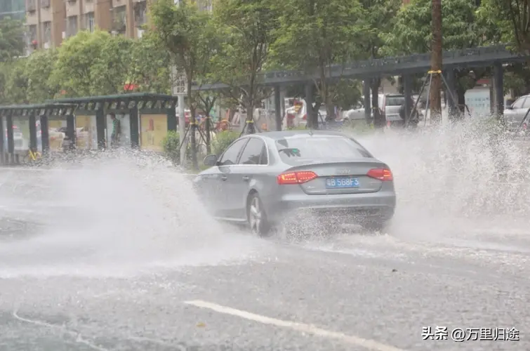 夜间暴雨图片大全__夜晚突降暴雨的说说