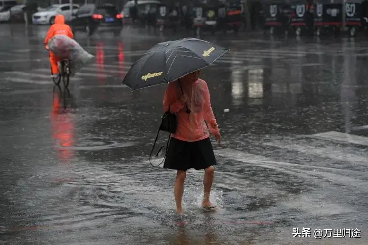 _夜间暴雨图片大全_夜晚突降暴雨的说说