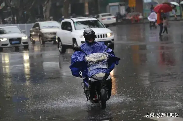 _夜晚突降暴雨的说说_夜间暴雨图片大全