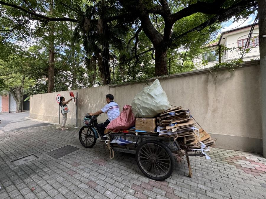 _淮海中路老弄堂里多了四面反光镜，背后有群青年“操碎了心”_淮海中路老弄堂里多了四面反光镜，背后有群青年“操碎了心”