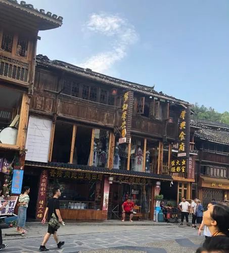 小服装店装修材料_装修服装店的材料在哪里买_服装店装修材料清单表