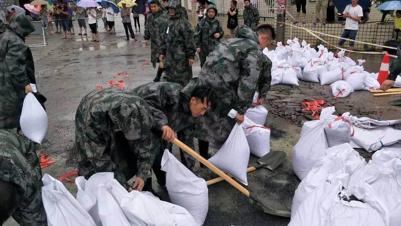 钢结构雨季施工_钢结构雨搭效果图_雨天钢结构施工