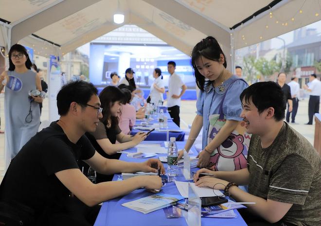 招人 民营企业招聘困境：用人与辞退人的两难抉择，惊人真相揭秘