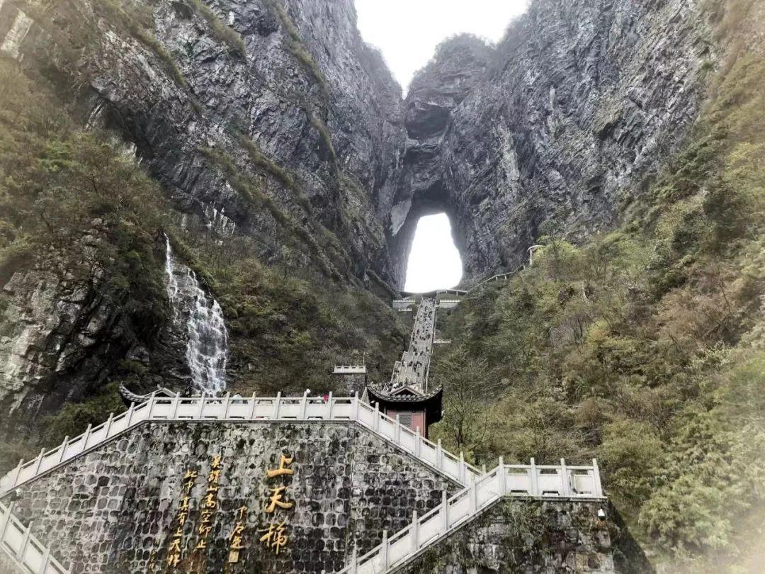 _天门山跳崖翼装飞行_张家界天门山跳崖视频