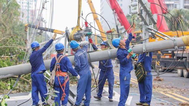 近日，受超强台风“摩羯”影响，海南多地出现电力中断等情况。图为 9月9日，在海南省文昌市区，南方电网贵州都匀供电局的工作人员在抢修电力线路。 新华社图