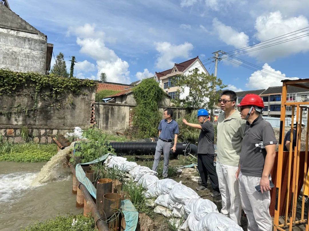 9月14日，工作人员查看温河泾南泵闸 图源：上海发布