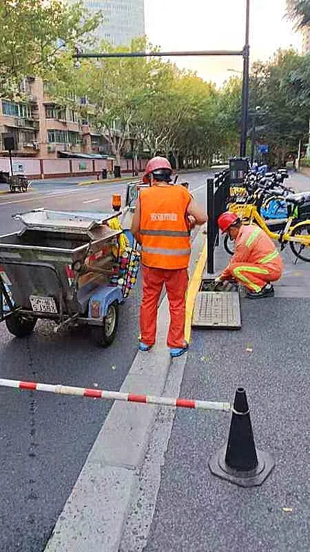 9月14日，长宁市政中心组织养护单位开展专项巡查，加强对道路雨水口的清理、地道的应急排水设备点检查。 图源：上海发布