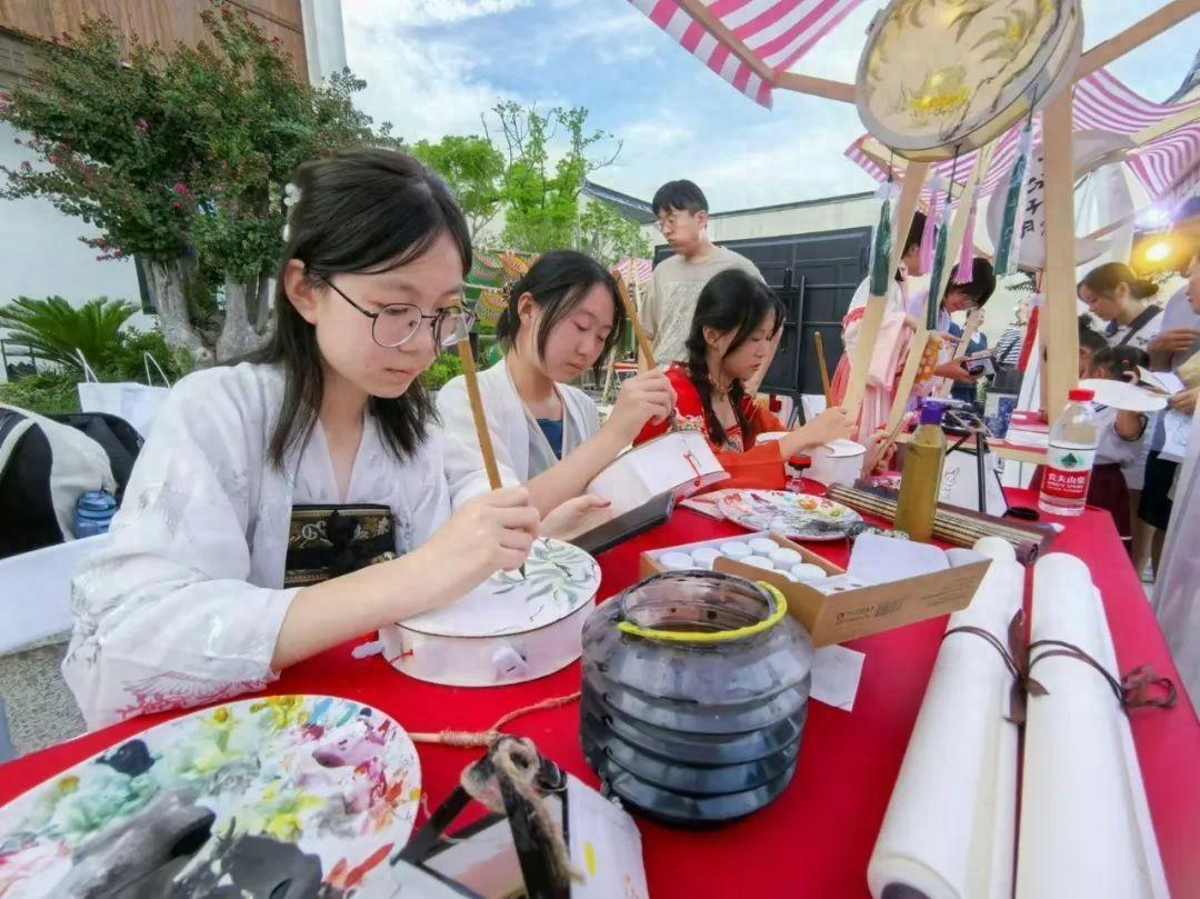 _中秋古镇游主题_相约古镇的说说