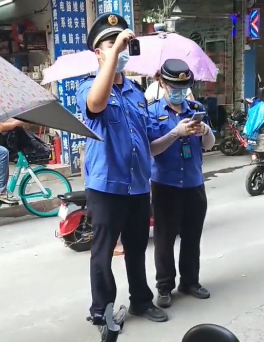 中国好思路：自家门面玻璃内贴招聘简章，不应要求带证件上门挨批