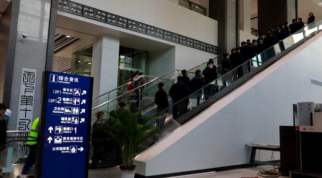 悬挑式钢结构玻璃雨棚_玻璃钢式雨棚结构悬挑图片_钢结构雨棚悬挑长度