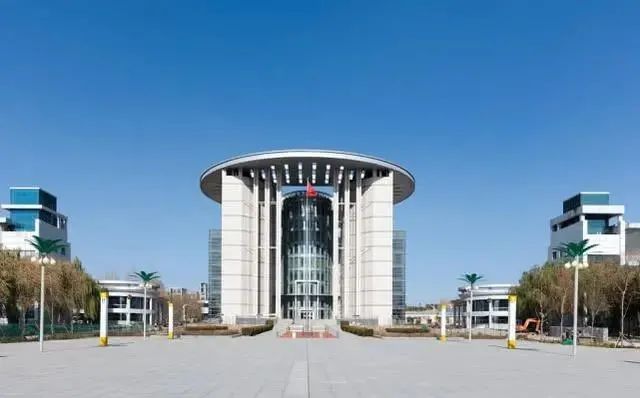 一二线城市房价高却吸引大批人，三四线城市房价大跌成白菜价