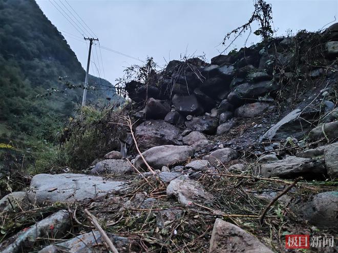 实探陕西平利消防车坠河事故地：事发下坡弯道处，村民救援时让伤员不说话保持体力_实探陕西平利消防车坠河事故地：事发下坡弯道处，村民救援时让伤员不说话保持体力_