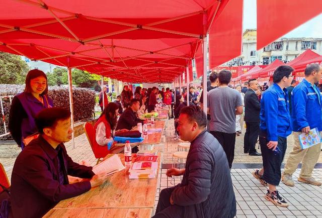 攀枝花联合会理举办金秋招聘月现场招聘会