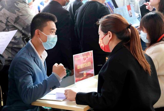 庐江举办金秋招聘月暨退役军人大型招聘会