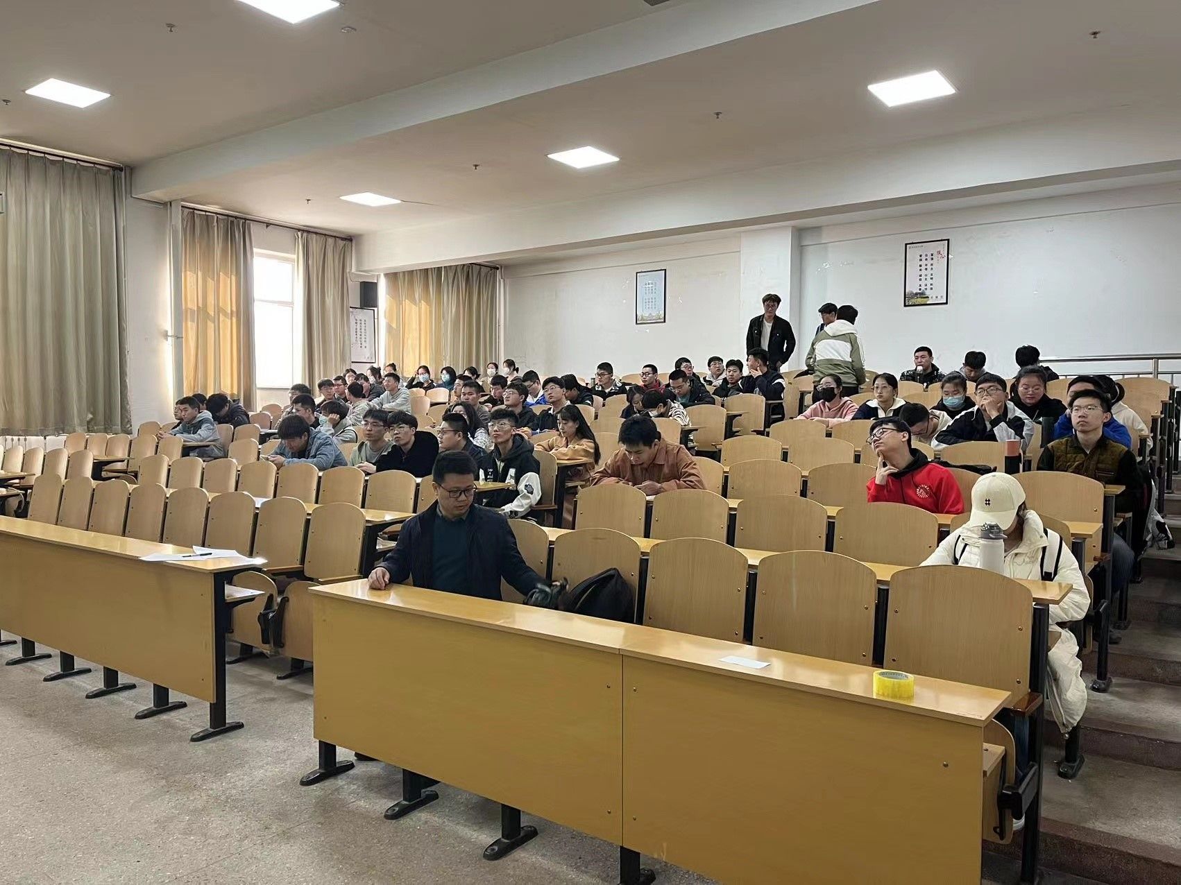 近200家企业携岗招聘，吸引4000余名驻济高校毕业生