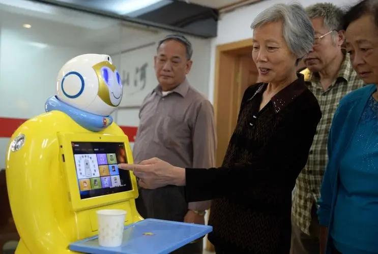 家政服务机器人_家政机器服务人群分析_家政服务型机器人