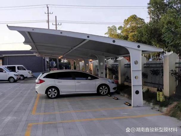 钢板阳光车棚结构图解_阳光板车棚多少钱一平_钢结构阳光板车棚