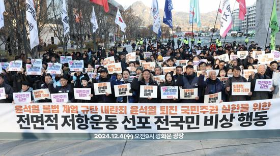 执政党要求退党 在野党推动弹劾 尹锡悦正遭遇空前危机_执政党要求退党 在野党推动弹劾 尹锡悦正遭遇空前危机_