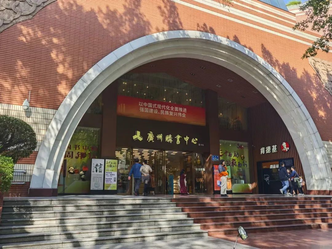 _我去广州新华书店走了一圈，发现这里正被AI教育硬件包围_我去广州新华书店走了一圈，发现这里正被AI教育硬件包围