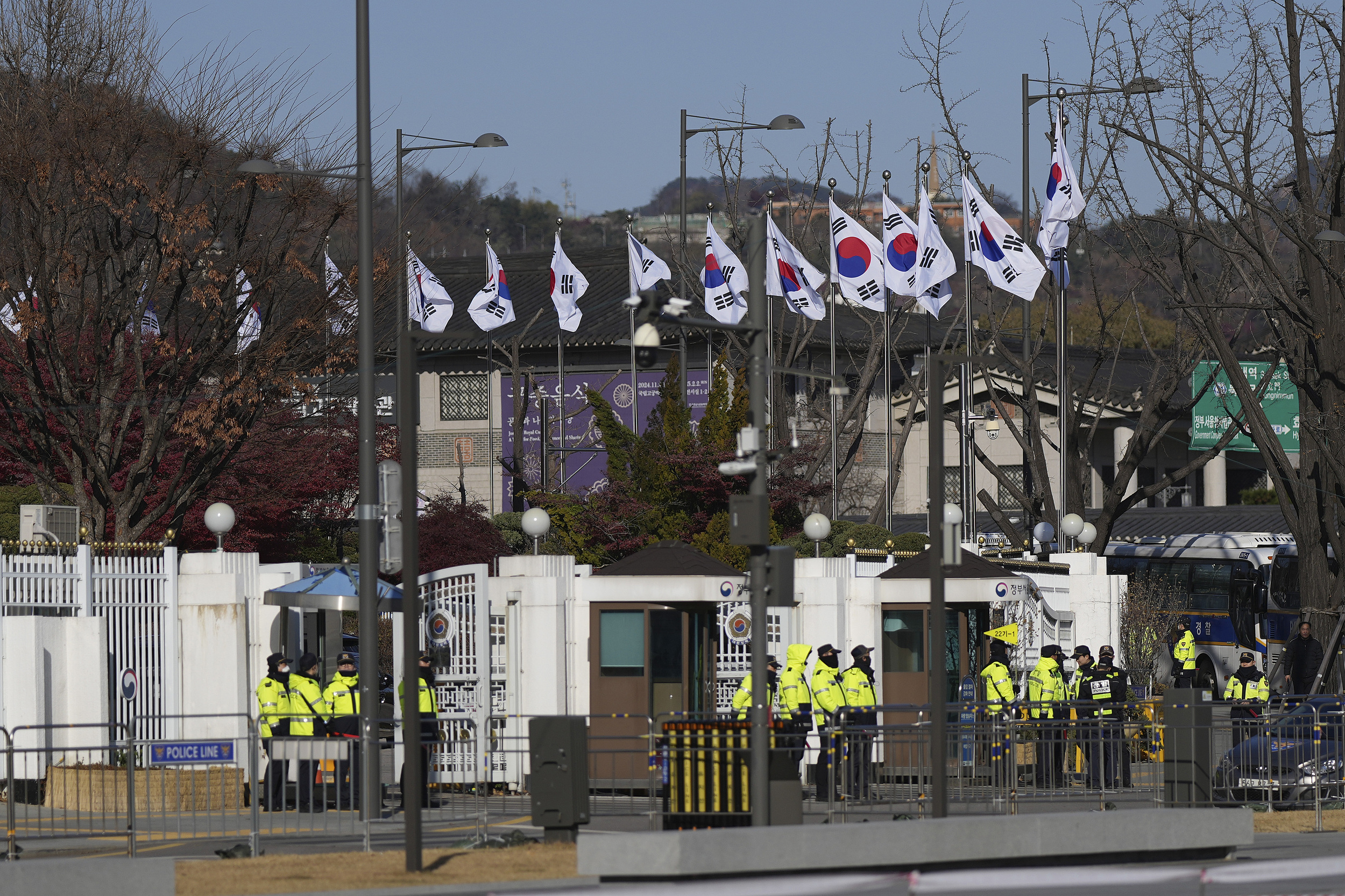 _韩国政治乱局200小时：弹劾、拘捕、自杀未遂、总统府对峙_韩国政治乱局200小时：弹劾、拘捕、自杀未遂、总统府对峙